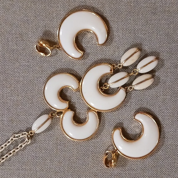 Women's Vintage Matching Necklace & Earring set. - Picture 2 of 4